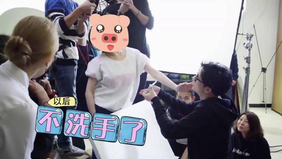 薛之谦求婚内幕 神秘傲娇女神被猪头挡脸-千龙