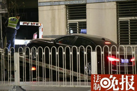 宝马冲撞公交站
