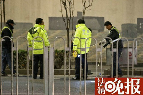 宝马冲撞公交站
