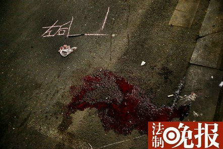 宝马冲撞公交站
