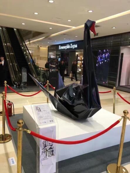 前几日，北京金融街购物中心大厅内出现了一直黑天鹅雕塑，盯着着证监会门口的人来人往。要知道这里斜对面就是证监会，在资本市场中，“黑天鹅”的出现对于普通股民来说，可不是什么好事。消息一经曝出，黑天鹅当天就被搬离购物中心。