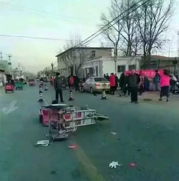 据北青社区报房山版报道，12月14日上午7点10分左右，房山区琉璃河镇务滋完全小学前发生车祸，一辆由南向北行驶的小轿车与一辆由北向东转弯电动三轮车相撞，骑电动三轮车的老人当场被撞飞，坐在三轮车后的小孙女被撞伤。后轿车又冲入路边公交车站，将正在候车的吴某等5人撞出，事故共造成1死6伤。图为事故现场（部分图片来自网友 记者/慕菡）