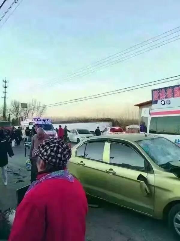 住在附近的李先生目睹了整个过程，他表示事发时骑电动三轮车的老人是去送孙女上学，在往学校拐弯时，与一辆小轿车发生碰撞，期间并未见到轿车司机减速，记者在道路上也并未看到紧急刹车后留下的痕迹。“迎面撞上了，老人撞到了挡风玻璃那儿，直接被撞飞了”，在事故现场，记者发现电动三轮车被撞击后留下的红色碎片共有两处，相距近三米。在房33路公交车站旁，仍可以看到少量的小轿车车身碎片，其中肇事车辆的“一汽”车标也被撞掉了。图为事故现场