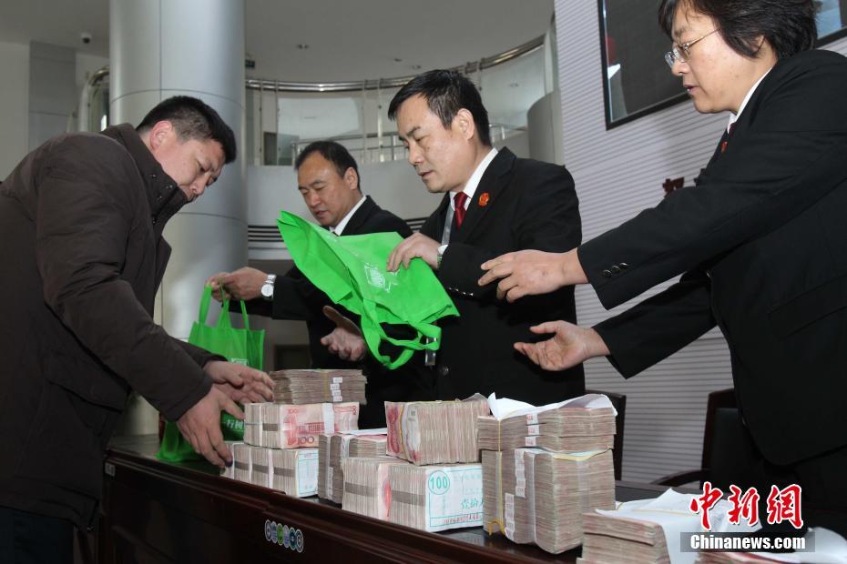 河南中牟法院发放执行款 现金堆满桌