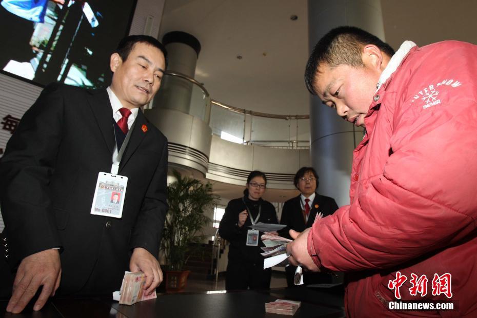 河南中牟法院发放执行款 现金堆满桌