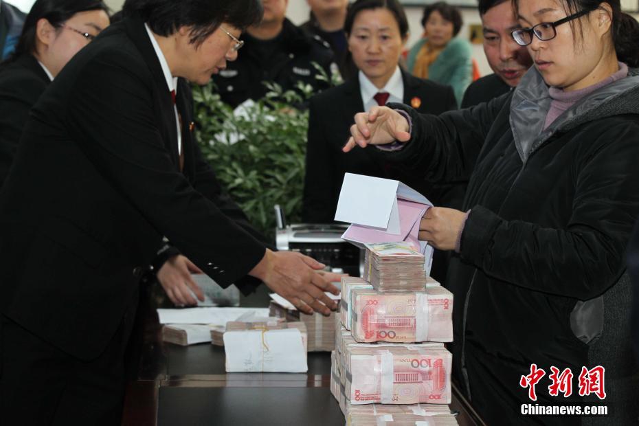 河南中牟法院发放执行款 现金堆满桌