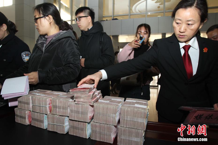 河南中牟法院发放执行款 现金堆满桌