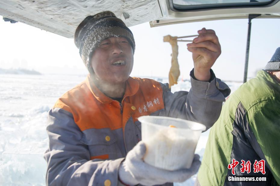 探访世界冰雪名城哈尔滨的“采冰匠”