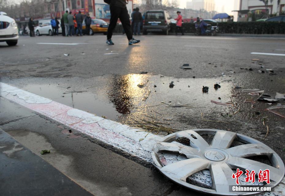 石家庄管道破裂跑水结冰致多车连撞