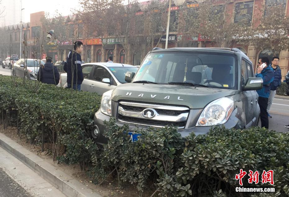 石家庄管道破裂跑水结冰致多车连撞