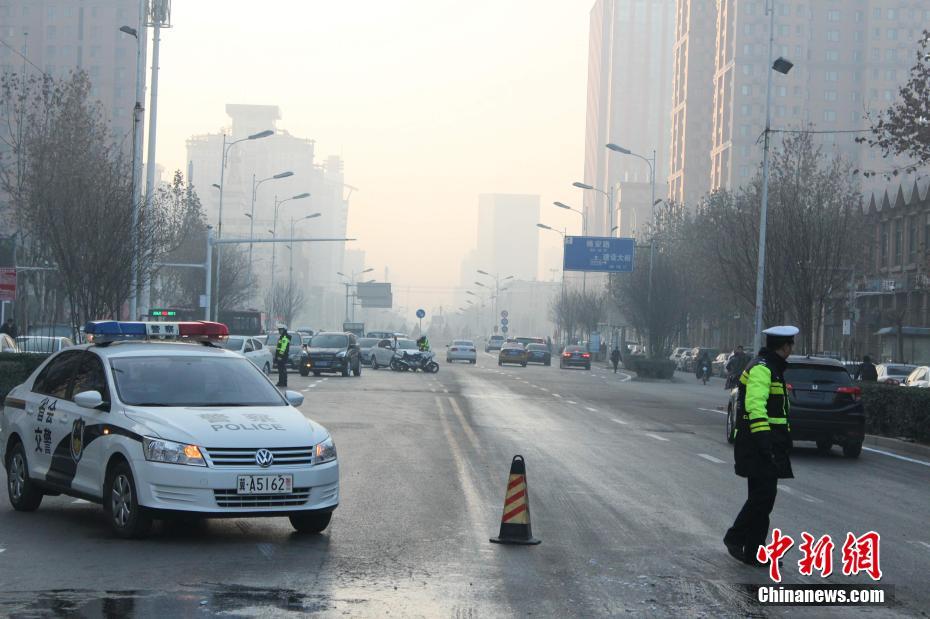 石家庄管道破裂跑水结冰致多车连撞
