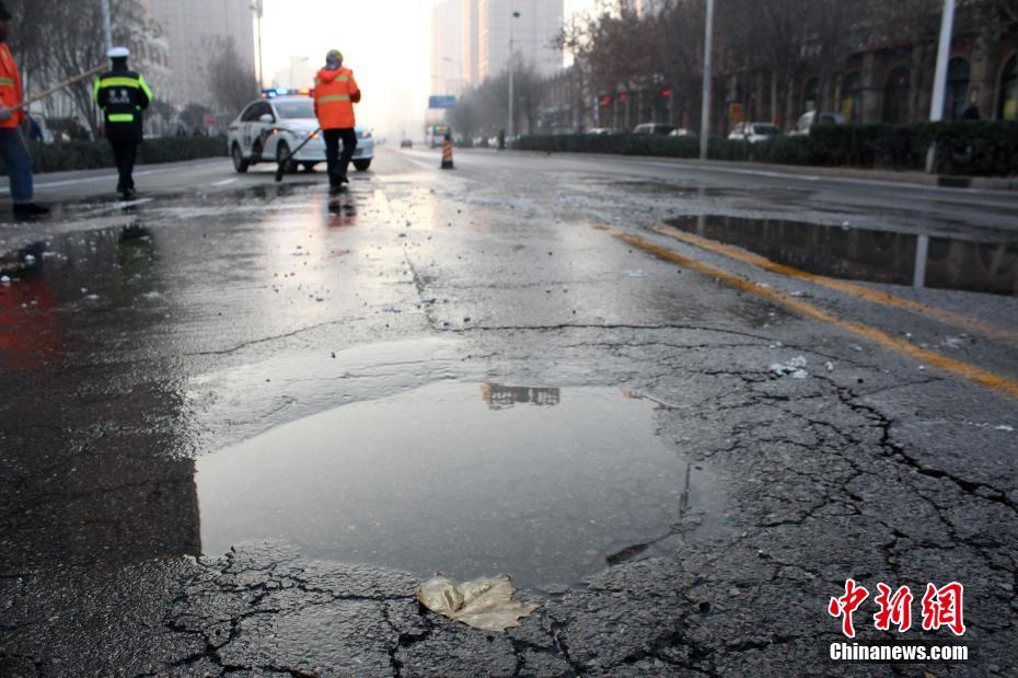 石家庄管道破裂跑水结冰致多车连撞
