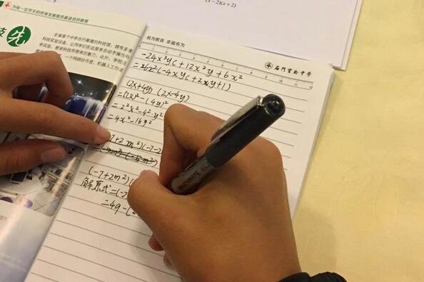河北华夏幸福梯队球员认真做作业