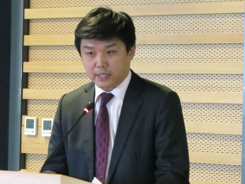 欧洲语言文化学院院长、北外波兰研究中心主任赵刚教授主持研讨会