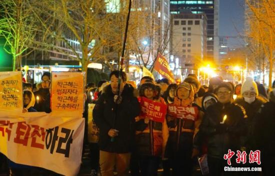 资料图：当地时间12月10日，韩国民众举行“亲信干政”事件后第七轮大规模集会。虽然前一日韩国国会通过总统弹劾案，朴槿惠已被暂停总统职权，但示威民众仍高喊口号，要求朴槿惠立即下台。当日也有“亲朴派”市民团体举行游行，反对弹劾案，称“弹劾无效”。<a target='_blank' href='http://www.chinanews.com/'><p class=