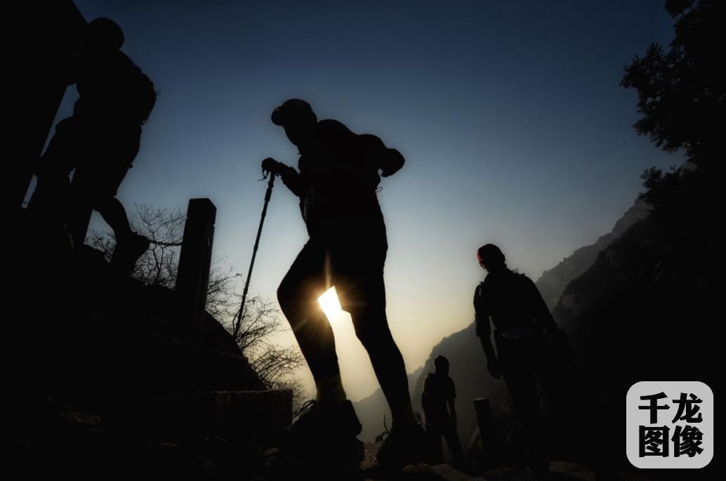 12月17日，2016国际越野跑挑战赛在凤凰岭结束。图为运动员在比赛中。千龙网发（主办方供图）