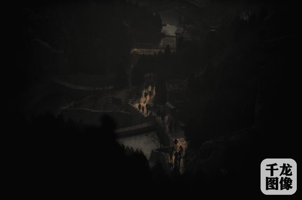 12月17日，2016国际越野跑挑战赛在凤凰岭结束。图为运动员在比赛中。千龙网发（主办方供图）