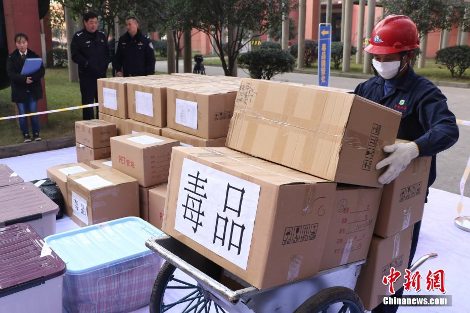 浙江省公安厅在杭州公开销毁一吨毒品