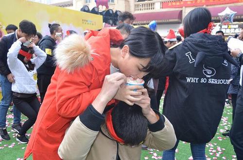 武汉上演花式接吻赛 情侣全力秀恩爱
