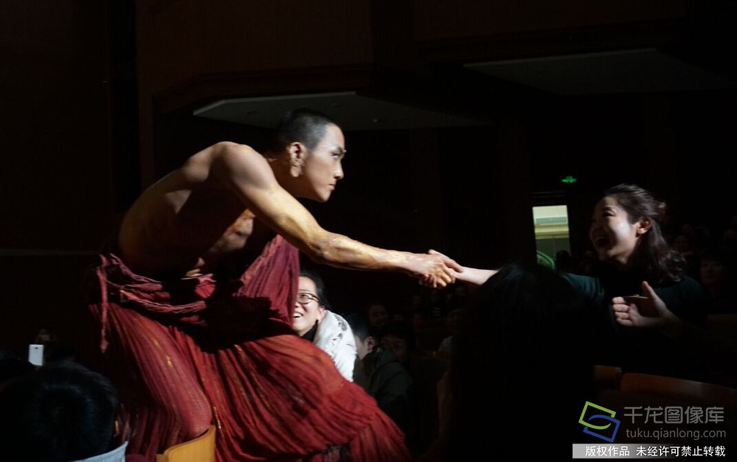 演出结束后主演与观众互动