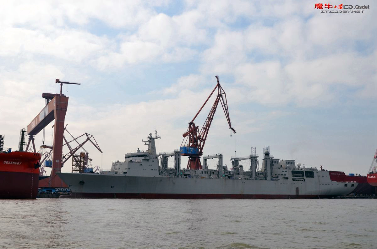 国产901型大型远洋综合补给舰完成舾装试航在