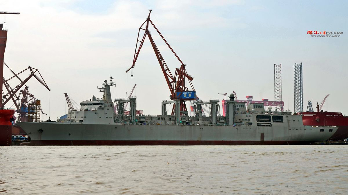 国产901型大型远洋综合补给舰完成舾装试航在