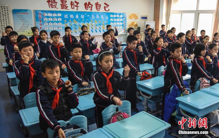 山东再发雾和霾双橙色预警 小学生室内做操