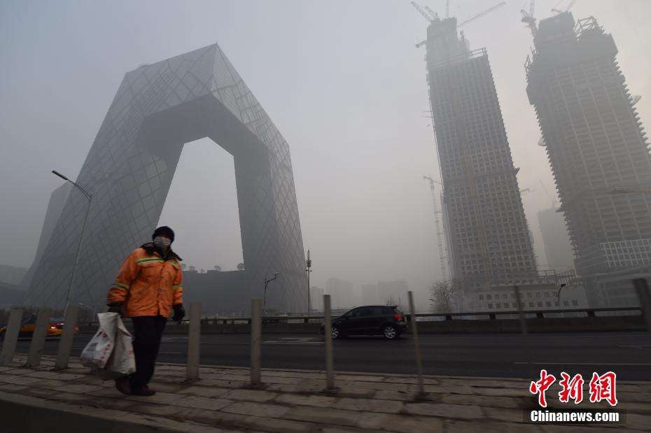 北京遭重霾浓雾笼罩 局地能见度不足50米