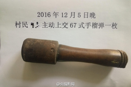 村民手榴弹砸核桃：别人送的 砸了25年觉得顺手