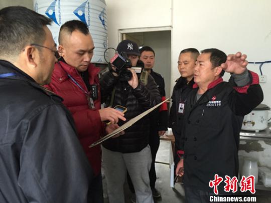 成都市青羊区市场和质量监督管理局执法人员查处无证“平安饭店”的现场。　吴平华 摄