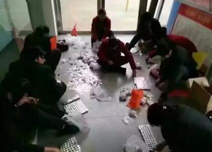 公司的工作人员加入数硬币的队伍。