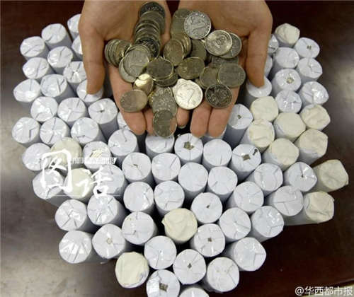 成都一顾客提20多公斤硬币买iPhone7手机