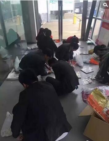 工作人员加班数硬币。