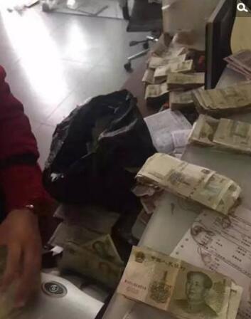 工作人员加班数硬币。