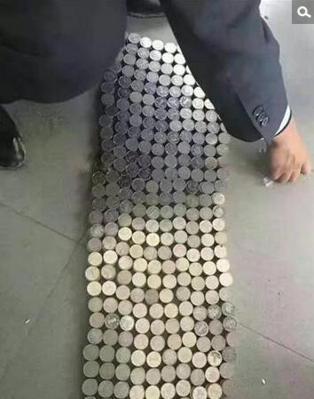 所有的硬币被码好摆放在地上。