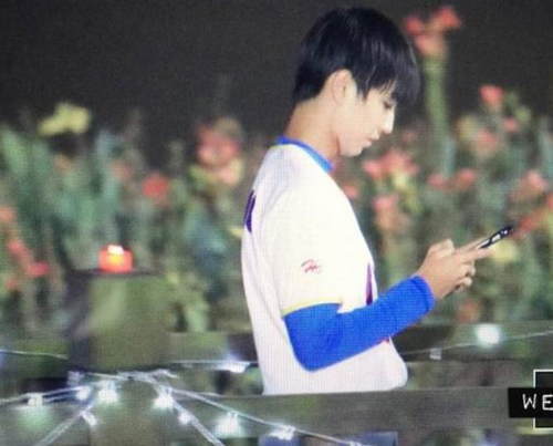 王俊凯聊手机