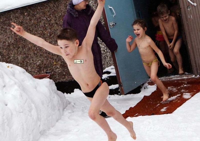 俄罗斯幼童雪地裸奔 教师宣称这种训练能保持身体健康