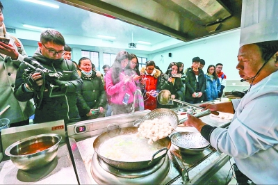 学校鱼塘养鱼 千公斤鱼半小时一抢而空