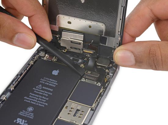 断开各种排线（图片引自IFIXIT）
