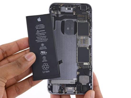 取出电池（图片引自IFIXIT）