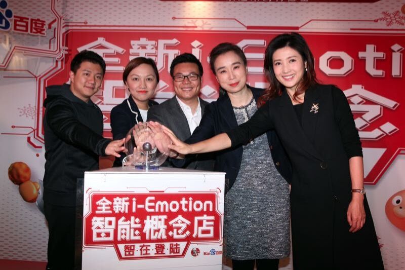 奥运会体操冠军陈一冰、肯德基企划高级总监陈琦、百度研究院深度学习实验室副主任 吴中勤、北京肯德基有限公司总经理赵莉、北京电视台著名主持人徐春妮共同为北京肯德基'original＋'概念店揭。
