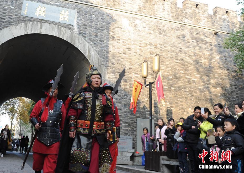“宋兵将士”杭城街头巡游引游客驻足