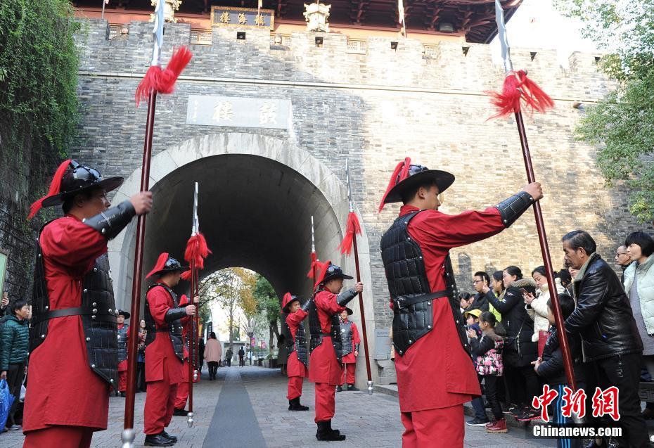 “宋兵将士”杭城街头巡游引游客驻足