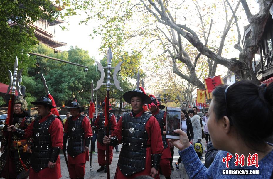 “宋兵将士”杭城街头巡游引游客驻足