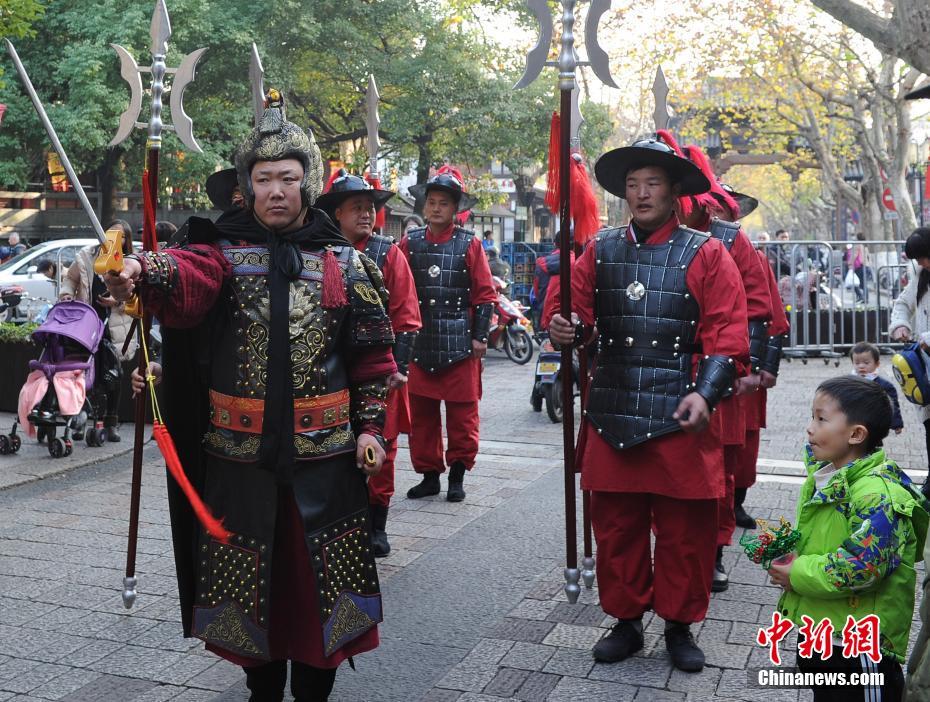 “宋兵将士”杭城街头巡游引游客驻足
