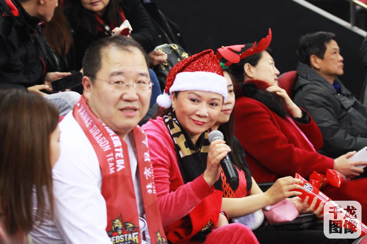 北京时间12月24日圣诞平安夜，征战于KHL的北京昆仑鸿星遭遇了球队重返五棵松后的首败，点球大战负于“老对手”伯力阿穆尔。图为英达、蔡明现场观赛。千龙网记者 刘宇坤摄