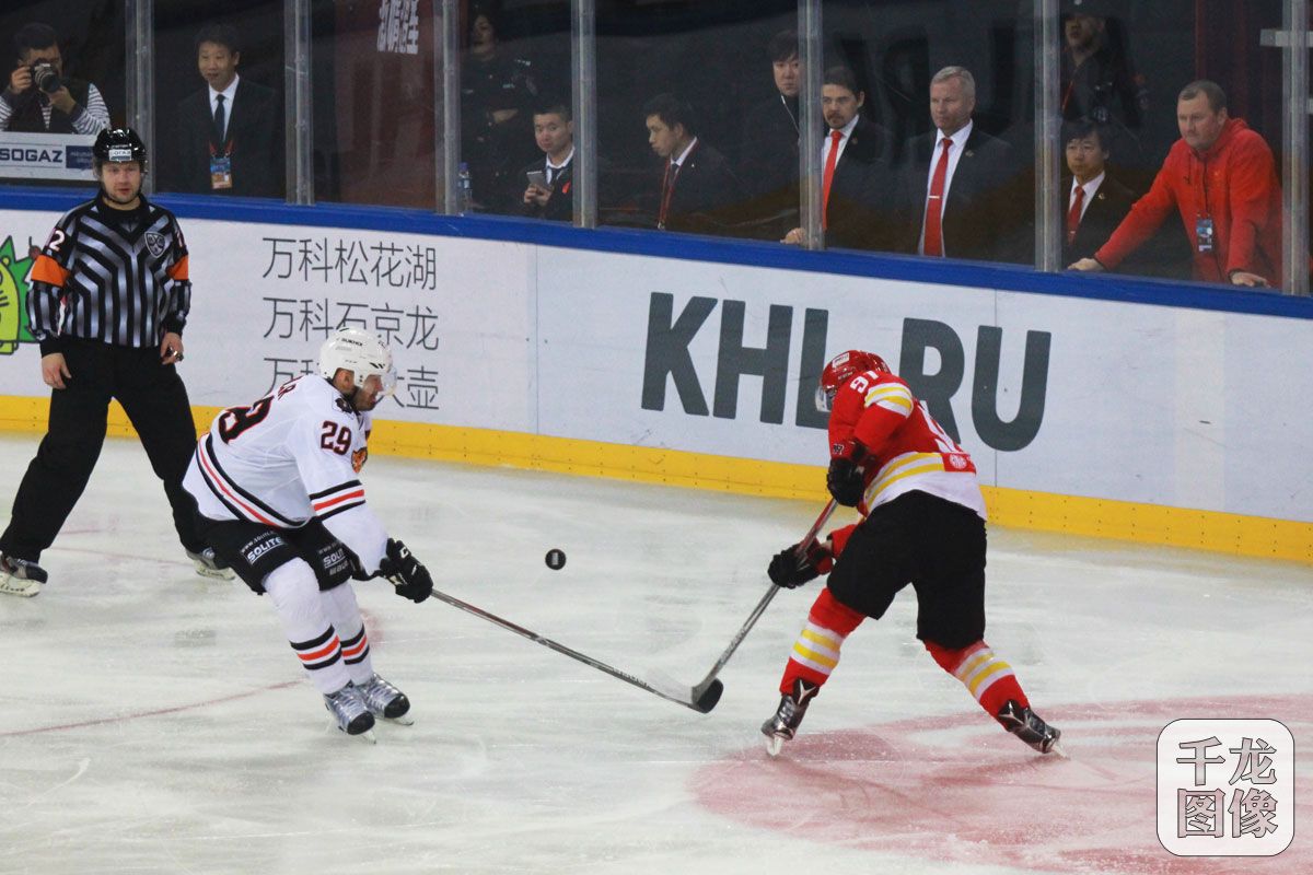 北京时间12月24日圣诞平安夜，征战于KHL的北京昆仑鸿星遭遇了球队重返五棵松后的首败，点球大战负于“老对手”伯力阿穆尔。图为昆仑鸿星队进攻。千龙网记者 刘宇坤摄
