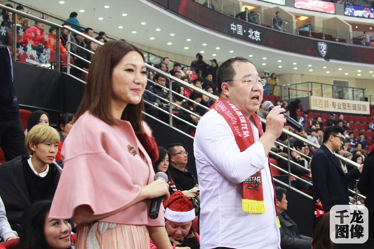 北京时间12月24日圣诞平安夜，征战于KHL的北京昆仑鸿星遭遇了球队重返五棵松后的首败，点球大战负于“老对手”伯力阿穆尔。图为英达和昆仑鸿星俱乐部总裁廖志宇。千龙网记者 刘宇坤摄