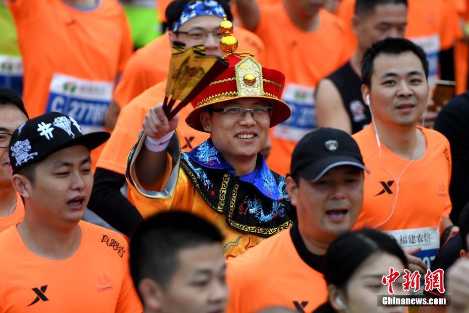 福州国际马拉松赛开跑 选手奇装异服吸眼球