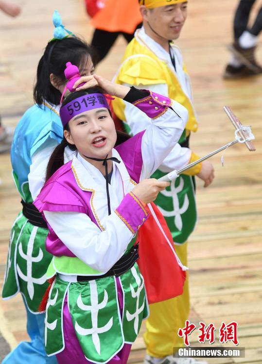 福州国际马拉松赛开跑 选手奇装异服吸眼球
